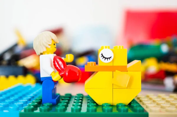 Poznan Polsko Února 2019 Lego Muž Krmí Spící Kachnu Jablkem — Stock fotografie