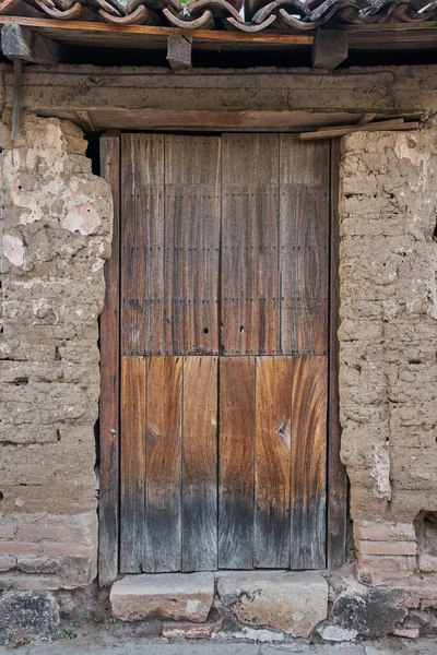 Fachada Puerta Madera Antigua Con Desgaste Pintura Con Espacio Copia —  Fotos de Stock