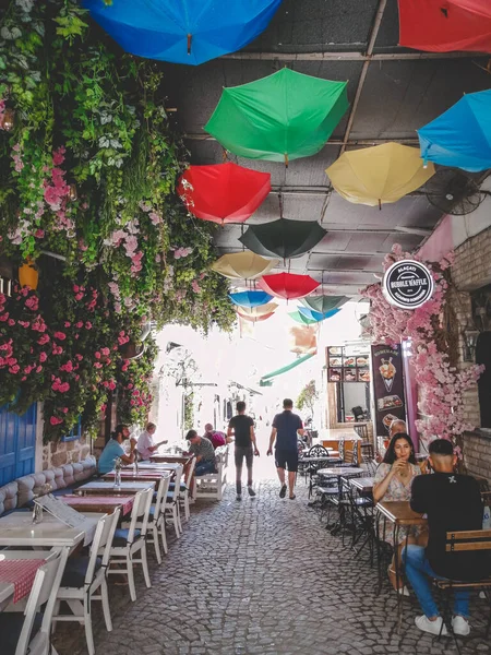 Измир Турция Августа 2021 Года Красивая Узкая Улочка Открытым Кафе — стоковое фото