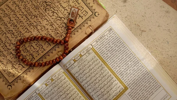 Коран Молитовні Намистини Поверхні — стокове фото