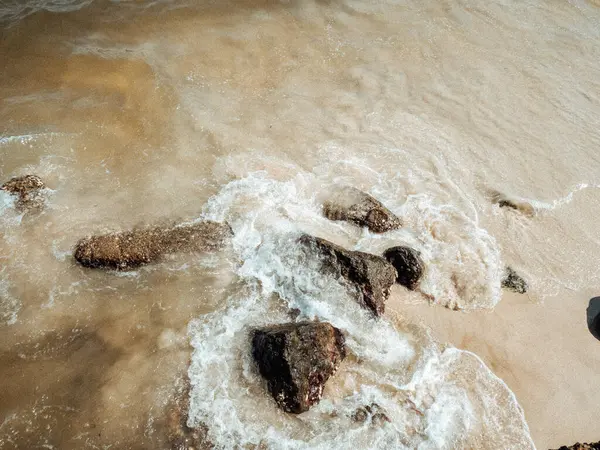 Sandstranden Med Stenar — Stockfoto
