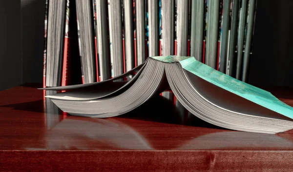 Egy Közeli Kép Egy Halom Könyvről Jegyzetfüzetről Egy Asztalon — Stock Fotó