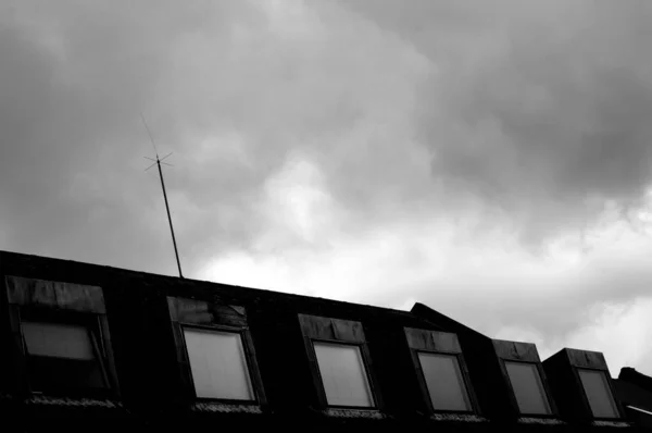 Monochrome Shot Rooftopagainst Cloudy Sky Background — Stock Photo, Image