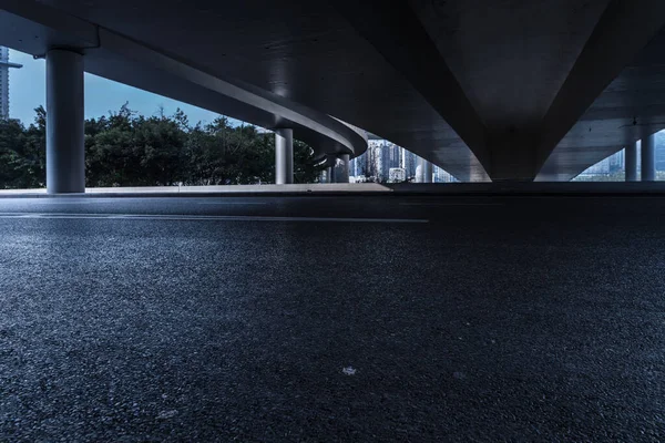 Modern Bir Şehrin Merkezindeki Üstgeçidin Altında Boş Bir Asfalt Yol — Stok fotoğraf