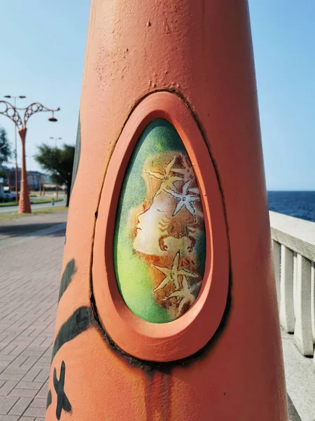 スペイン ガリツィアのラ コルナの町の遊歩道の街灯柱に人魚の絵 — ストック写真