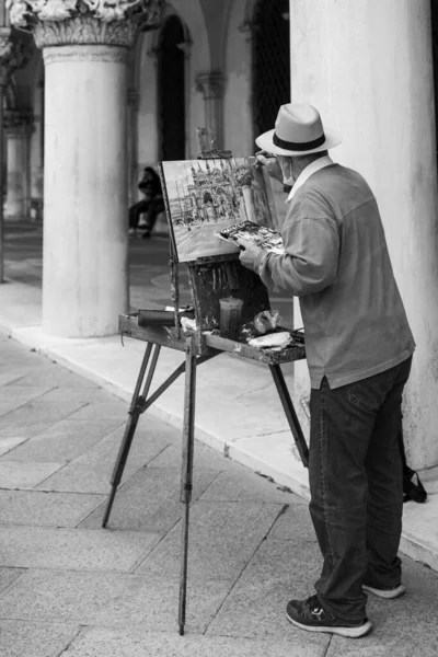 Venice Italy Aug 2021 Vertical Grayscale Shot Painter Mark Square — Stok Foto