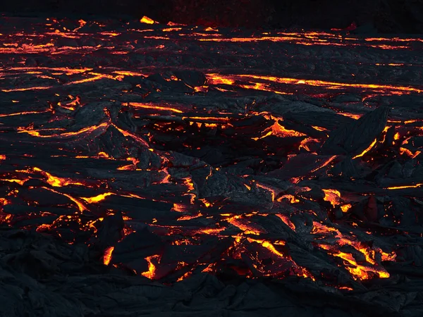 Uma Vista Panorâmica Uma Paisagem Vulcânica Com Magma Líquido Quente — Fotografia de Stock