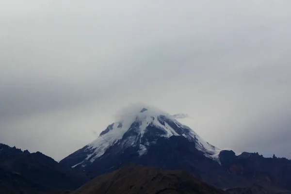 在雾蒙蒙的天空下 一座雪山迷人的景象 — 图库照片