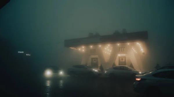 Eine Verschwommene Aufnahme Einer Tankstelle Mit Nebel Hintergrund — Stockfoto