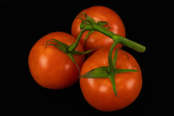 黒の背景に隔離された新鮮な熟したトマトのクローズアップ — ストック写真