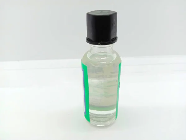 白い表面に透明な小さな薬のガラス瓶のクローズアップショット — ストック写真