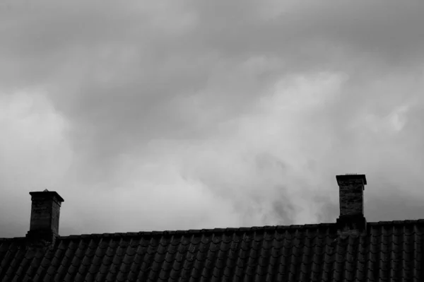 Eine Monochrome Aufnahme Von Zwei Schornsteinen Auf Dem Dach Eines — Stockfoto