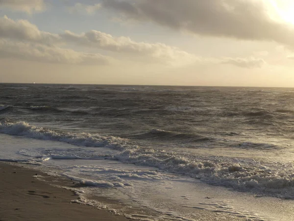 Gün Batımında Kumlu Kıyıya Vuran Köpüklü Deniz Dalgaları Sylt Adası — Stok fotoğraf
