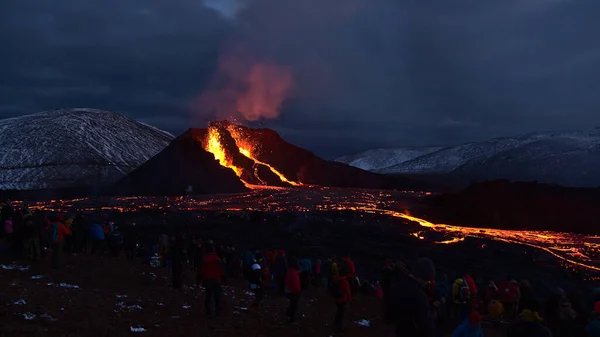 Живописный Вид Вулканического Ландшафта Горячей Жидкой Магмой — стоковое фото