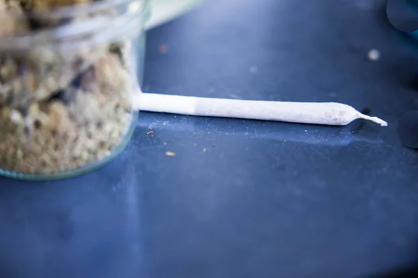 Closeup Shot Dry Marijuana Cannabis Buds Jar Rolled Blunt — Stock Photo, Image