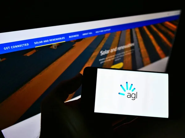 Stuttgart ドイツ 2021年3月5日 オーストラリアの電力会社Agl Energy Limitedのロゴが入ったスマートフォンをウェブサイトの前の画面で所有する者 電話ディスプレイに焦点を当てる — ストック写真