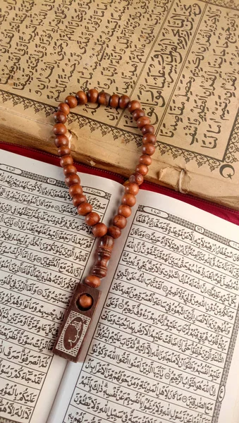 Вертикальний Ряд Молитовних Намистин Відкритих Сторінках Корану — стокове фото