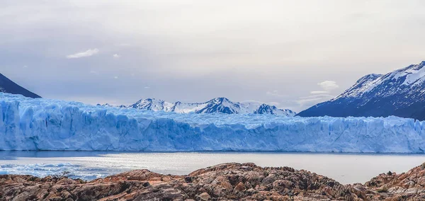 Paesaggio Con Montagne Coperte Neve Ghiacciai Acqua — Foto Stock
