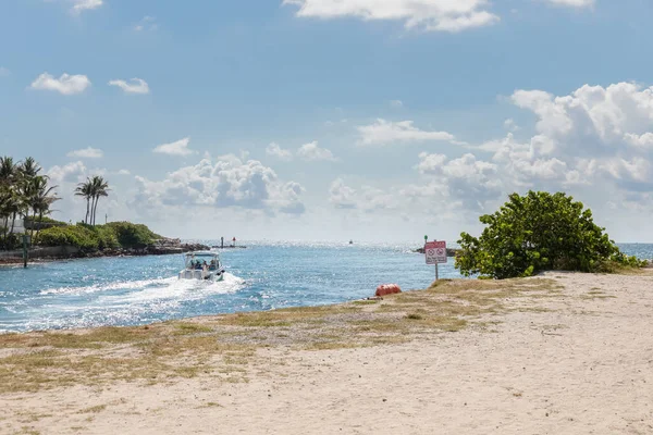 Landschaftsfoto Eines Bootes Das Einem Kleinen Kanal Deerfield Beach Florida — Stockfoto