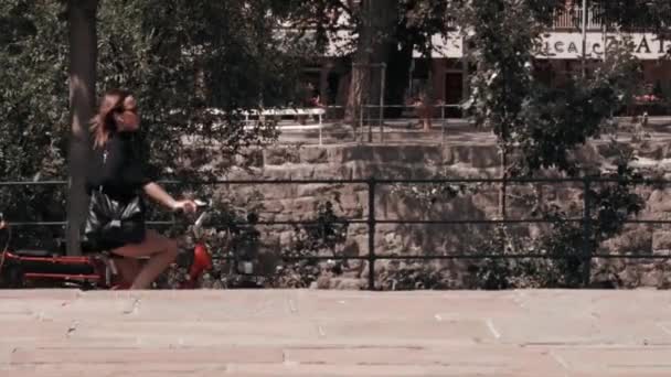 Люди Ходят Катаются Велосипедах Городу Течение Дня — стоковое видео