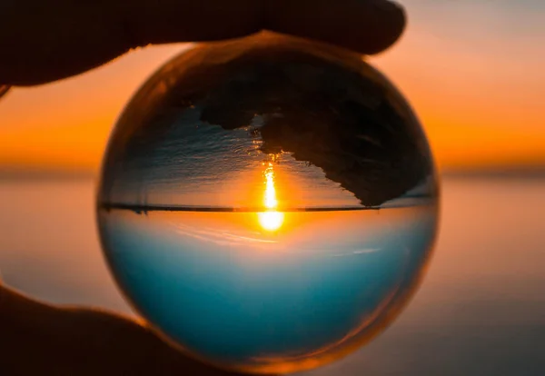 Belo Tiro Uma Gota Água Refletindo Mar Pôr Sol — Fotografia de Stock