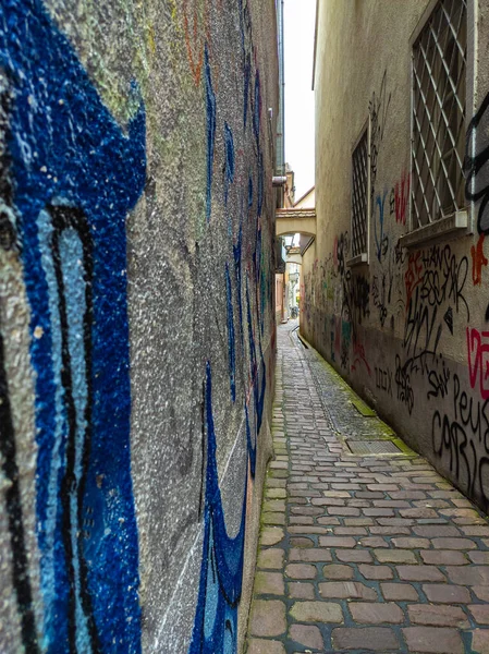 Freiburg Niemcy Sierpnia 2021 Pionowe Ujęcie Wąskiej Uliczki Ścianami Graffiti — Zdjęcie stockowe