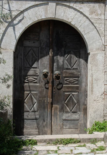 Tiro Vertical Edifício Antigo Com Uma Porta Arco — Fotografia de Stock