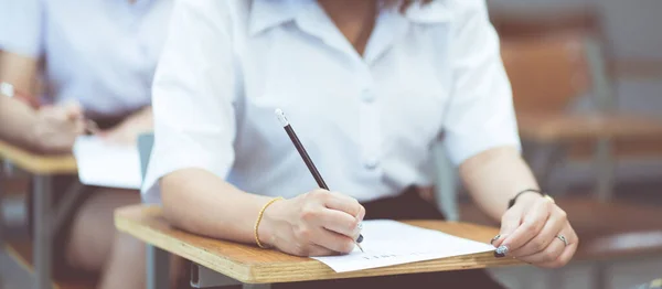 Gros Plan Une Étudiante Prenant Des Notes — Photo