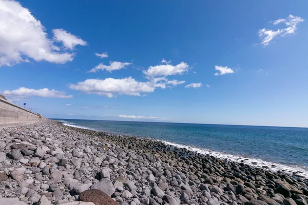 Ein Malerischer Blick Auf Einen Strand Und Einen Blauen Ozean — Stockfoto