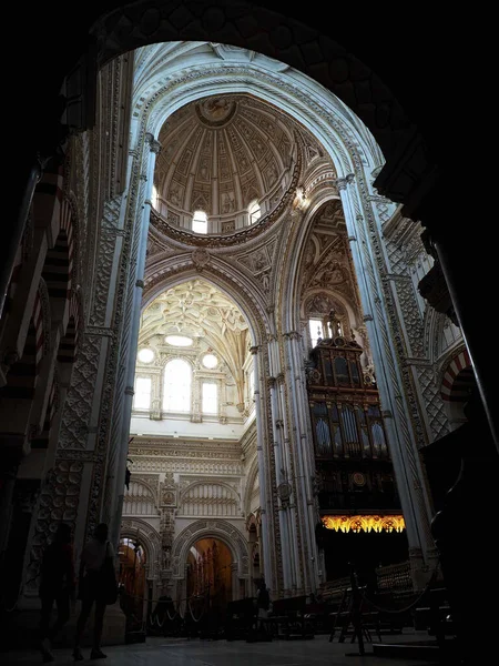 Tiro Vertical Salão Interior Ornamentos Mezquita Córdoba Espanha — Fotografia de Stock