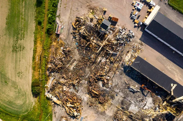 从空中俯瞰一座被烧毁的建筑物的废墟 顶部朝下 无人驾驶飞机发射 — 图库照片