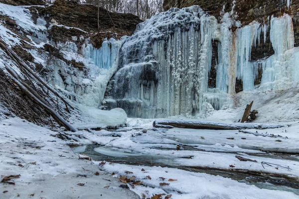 Una Hermosa Cascada Congelada Cascada Bosque — Foto de Stock