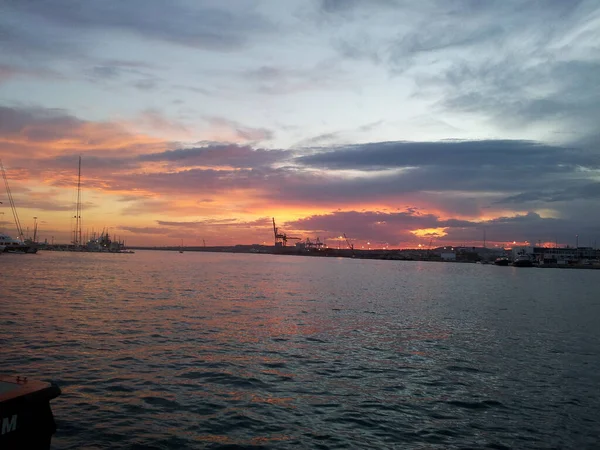 美丽的落日映照在海滨和远方的船只上 — 图库照片