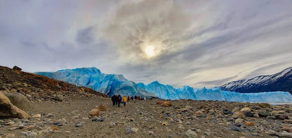 Skupina Turistů Chladném Prostředí Ledovci Zasněženými Horami — Stock fotografie