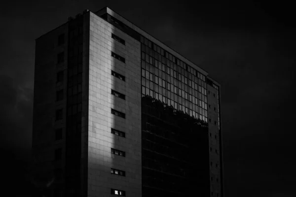 어두운 아래있는 미래의 건물의 — 스톡 사진