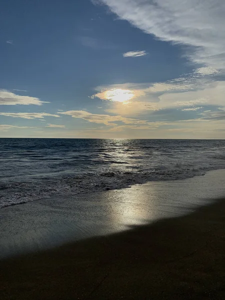 Tiro Vertical Uma Bela Paisagem Marinha Nascer Sol — Fotografia de Stock