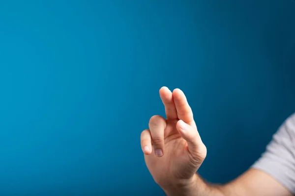 Close Homem Caucasiano Segurando Dedos Pressionando Conceito Tela Sensível Toque — Fotografia de Stock