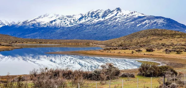 Uma Bela Vista Água Campo Neve Nas Montanhas Dia Ensolarado — Fotografia de Stock