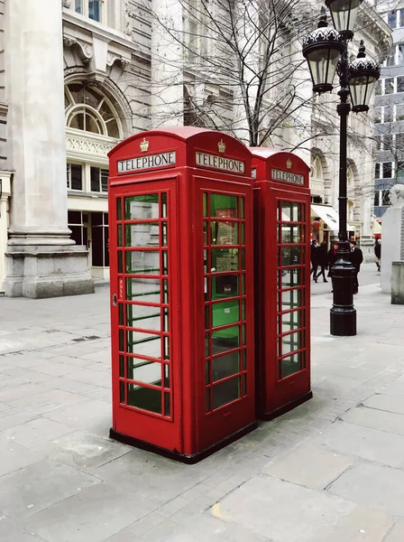 Una Toma Vertical Cabinas Telefónicas Rojas Londres Reino Unido —  Fotos de Stock