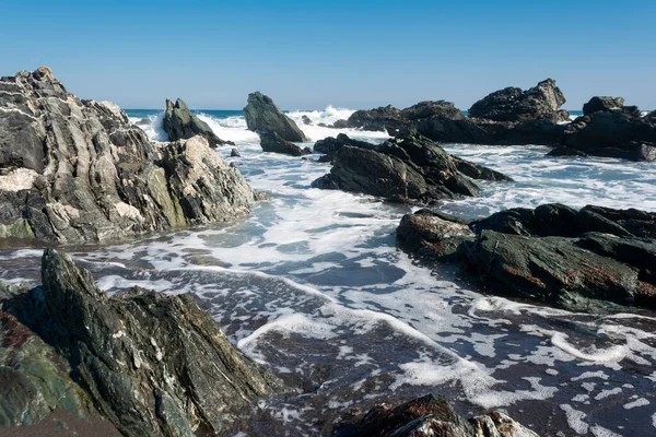 Primer Plano Las Olas Del Mar Hermoso Tocando Las Rocas — Foto de Stock