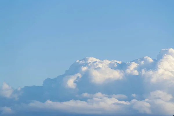 Besar Putih Cumulus Awan Terhadap Biru Langit Musim Panas Jelas — Stok Foto