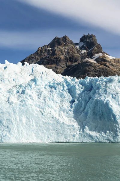 Die Riesige Eiswand Mit Dem Berg Dahinter — Stockfoto