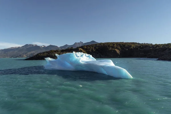 Айсберг Плаває Озері Патагонії Аргентина Горами Хмарами Задньому Плані — стокове фото