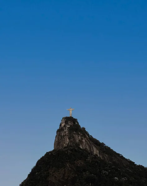 Brezilya Daki Kurtarıcı Heykelinin Alçak Açılı Görüntüsü Açık Mavi Bir — Stok fotoğraf