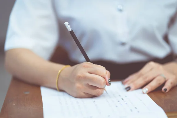 Primer Plano Una Estudiante Tomando Notas — Foto de Stock