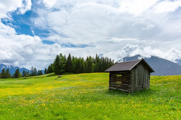 Une Grange Bois Sur Beau Terrain Paysager Contre Ciel Nuageux — Photo