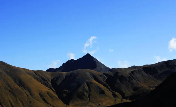蔚蓝晴朗的天空下的干燥的群山美丽的景色 — 图库照片