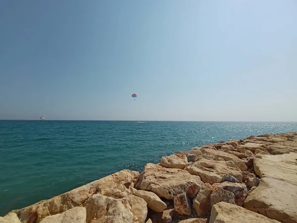 Littoral Mer Sous Ciel Bleu Brillant — Photo