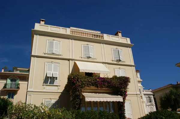 Una Vista Una Nuova Casa Alla Ricerca Bellissimo Balcone Coperto — Foto Stock