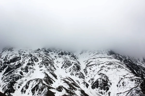 Piękne Ujęcie Pokrytej Śniegiem Góry Pod Zamglonym Niebem — Zdjęcie stockowe